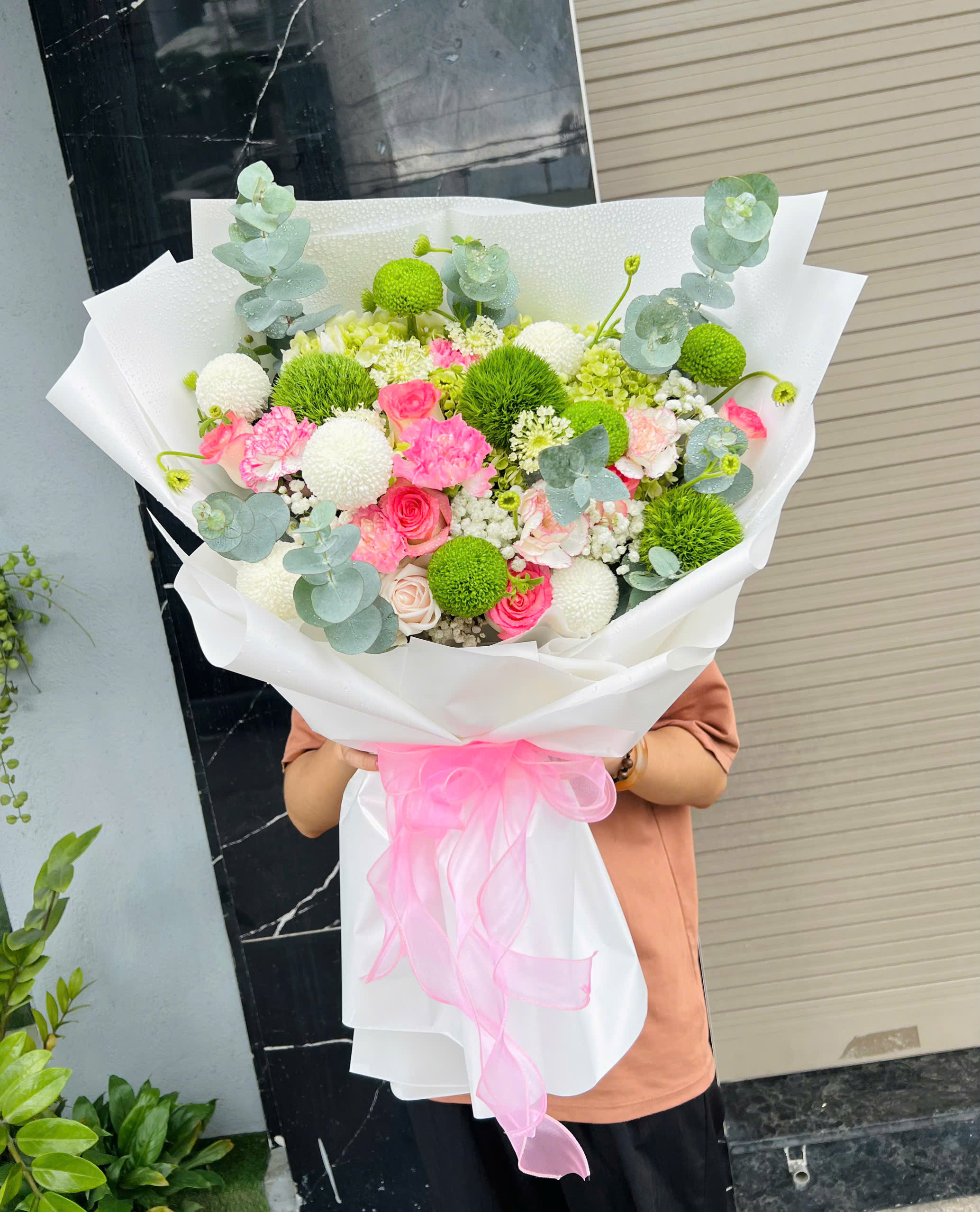 Bó Hoa Tươi Bình Yên Bên Em Bó Hoa Tươi Màu Trắng Và Xanh Lá Điểm Hồng Nhẹ Nhàng